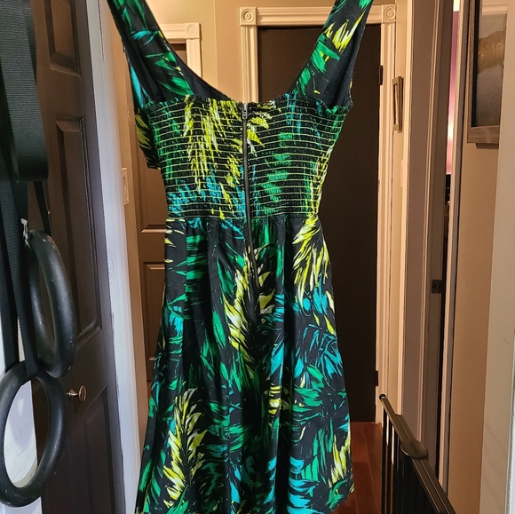Women's dress - Picture 2 of 2